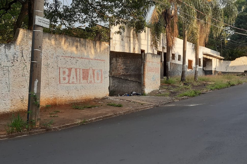 Tatiane Lopes questiona Prefeitura sobre limpeza da região do antigo Clube do Galo