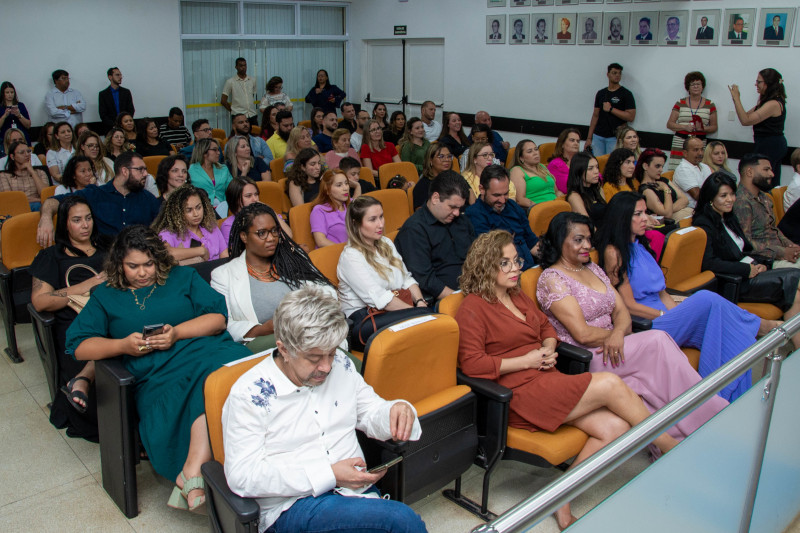 Câmara entrega diplomas em homenagem a 21 profissionais de estética e beleza