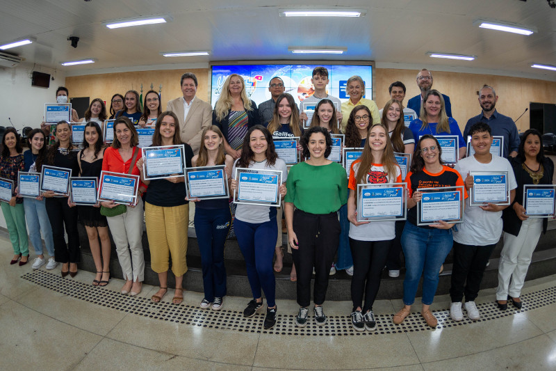 Vencedores do Concurso de Redação Vinícius de Moraes recebem diplomas na Câmara