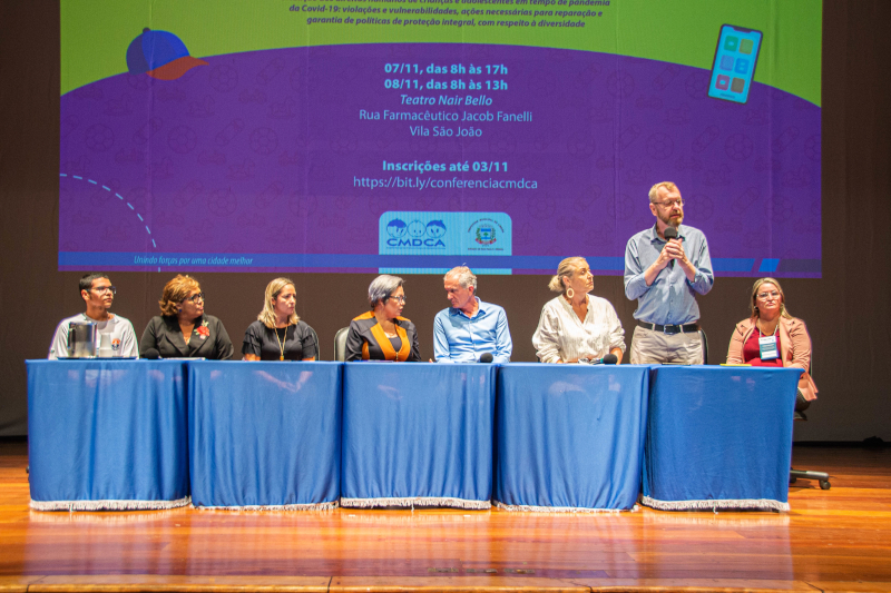 Sidney Pascotto discursa em evento voltado à proteção da criança e do adolescente