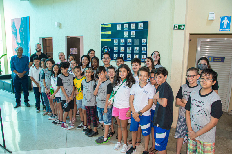 Alunos da Escola Rafael Affonso Leite participam de visita guiada à Câmara