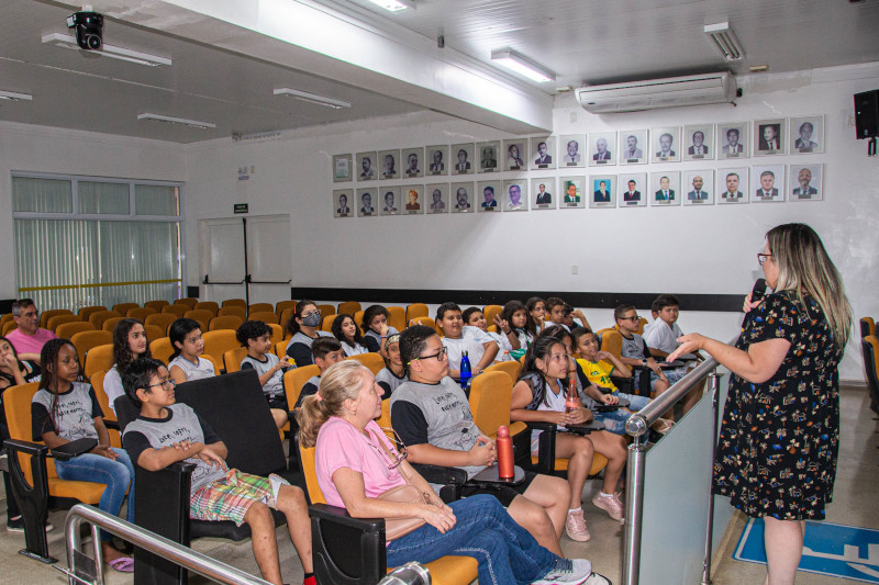 Alunos da Escola Rafael Affonso Leite participam de visita guiada à Câmara