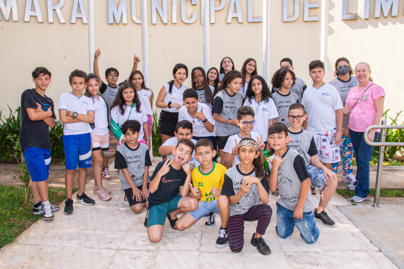 Alunos da Escola Rafael Affonso Leite participam de visita guiada à Câmara