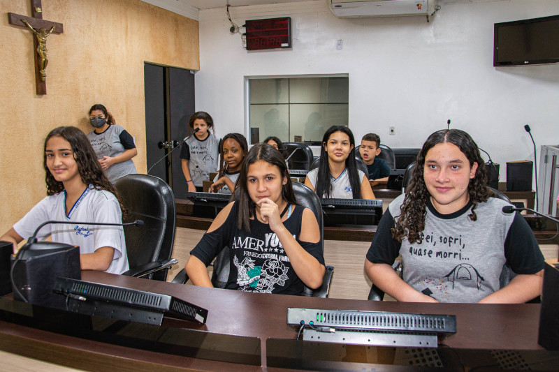 Alunos da Escola Rafael Affonso Leite participam de visita guiada à Câmara