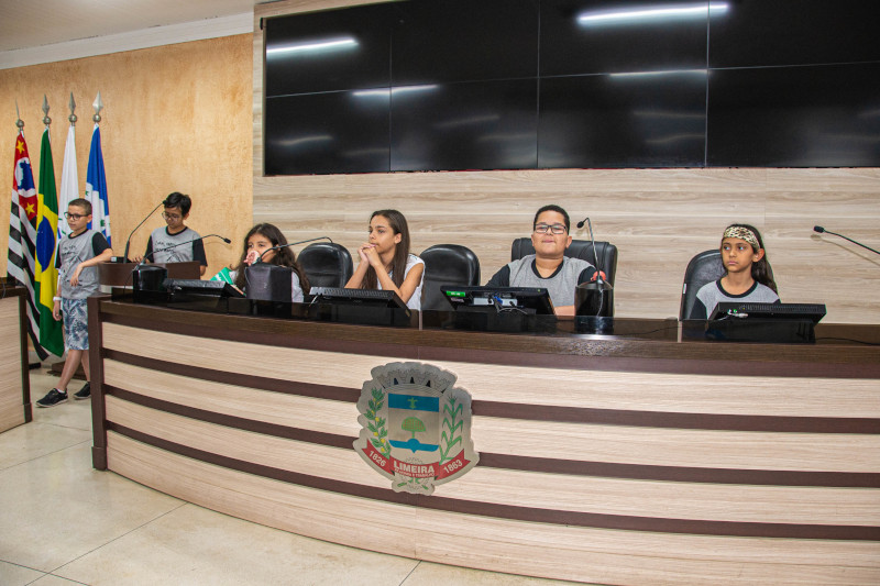 Alunos da Escola Rafael Affonso Leite participam de visita guiada à Câmara