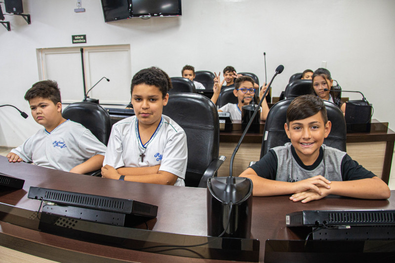 Alunos da Escola Rafael Affonso Leite participam de visita guiada à Câmara