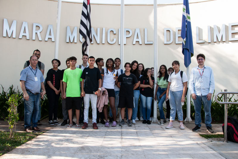 Alunos do Senac fazem visita guiada na Câmara Municipal