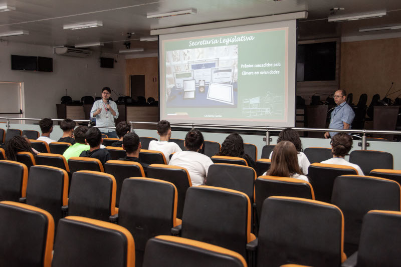 Alunos do Senac fazem visita guiada na Câmara Municipal