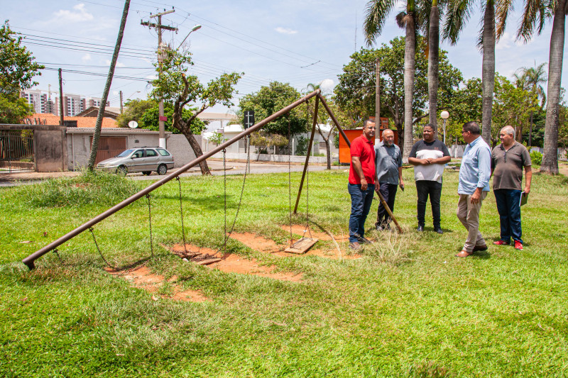 Comissão de Obras faz diligência na Praça Buzolin e no bairro Nossa Senhora das Dores