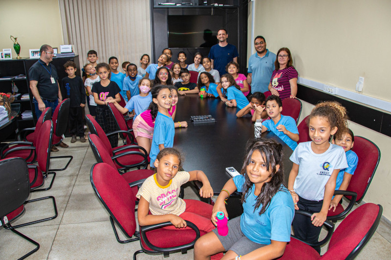 Alunos da Tenente Aviador Ary Gomes Castro visitam a Câmara de Limeira