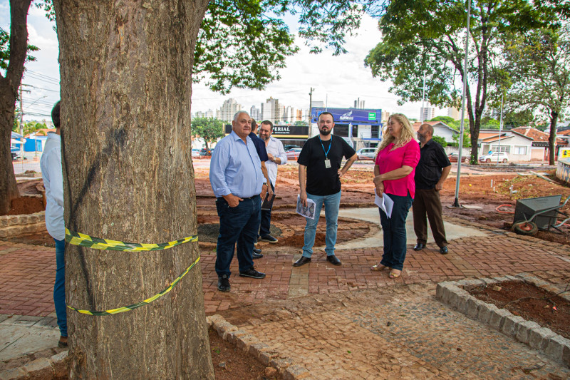 Praça da Av. Maria Buzolin é vistoriada pela Comissão de Obras da Câmara