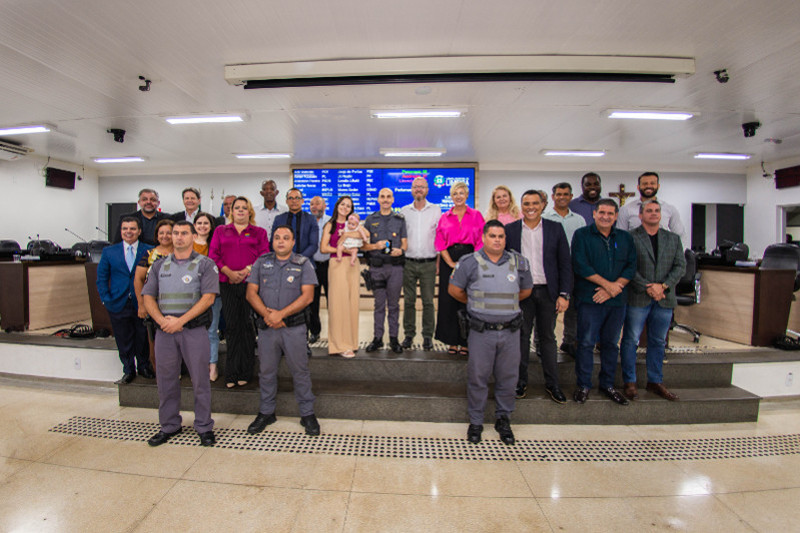 Policiais que salvaram vida de recém-nascida recebem Medalha de Bravura na Câmara