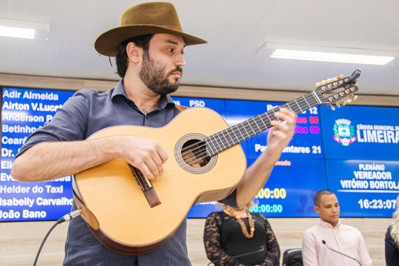 Sessão ordinária: músico Vitor Quevedo executa Hino Nacional na viola caipira