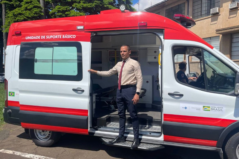 Presidente da Câmara acompanha entrega de ambulância de Suporte Básico para o Samu