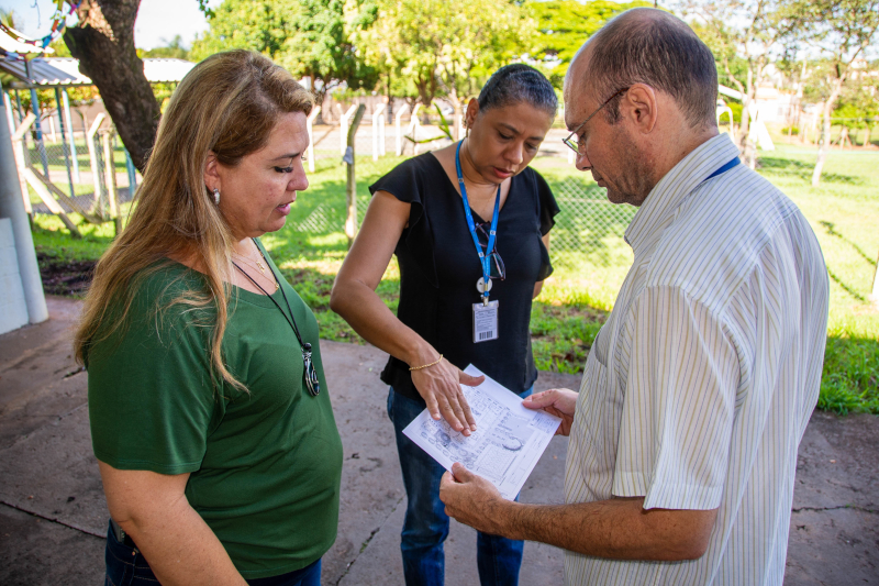 Chefe da Divisão de Especialidades e coordenadora do Cema conversam com consultor da Câmara sobre projeto arquitetônico