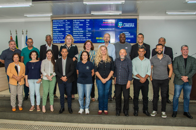 Servidora é homenageada pelos 23 anos de serviços dedicados à Câmara