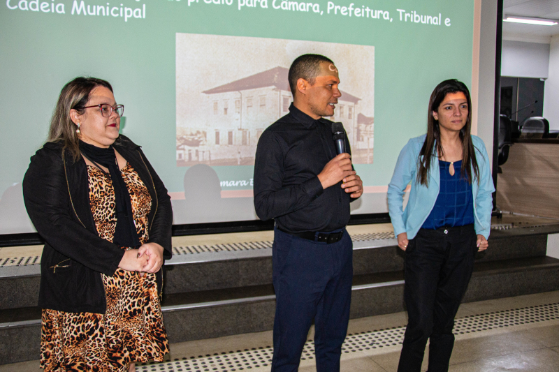 Presidente Everton Ferreira e autora da lei, Carolina Pontes, conversam com estudantes