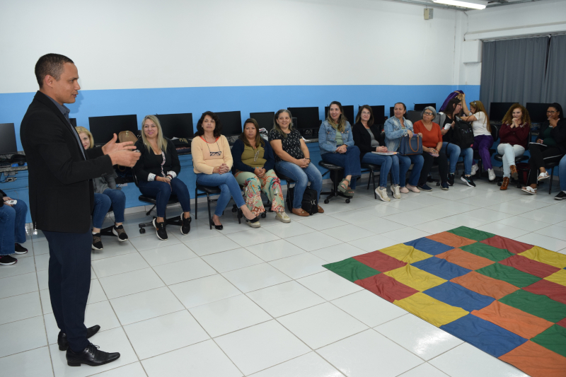 Everton Ferreira promove ciclo de palestras em escolas públicas sobre educação financeira