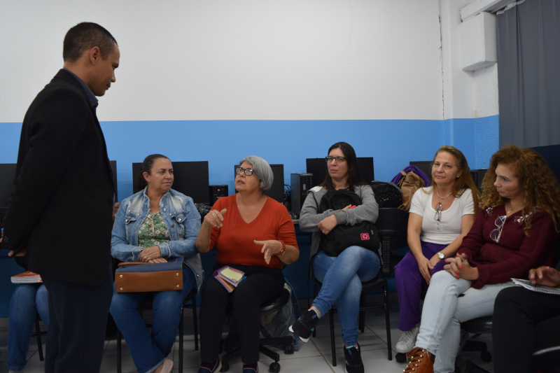 Vereador dialoga com servidores sobre importância da educação financeira na vida de alunos