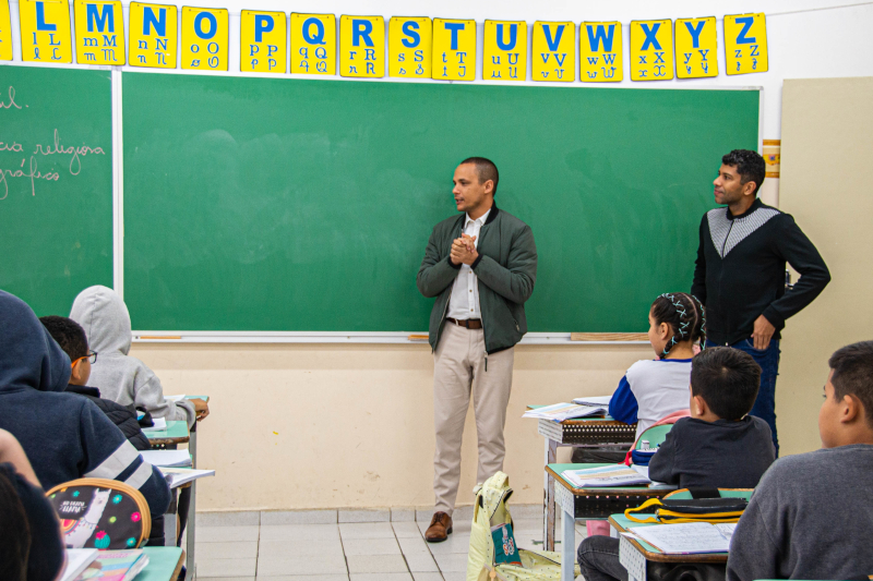 Em defesa da educação financeira, presidente da Câmara visita escolas públicas