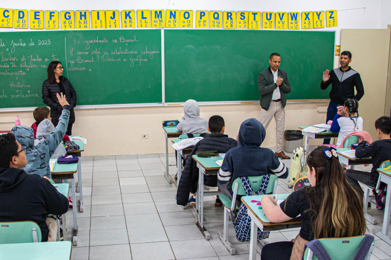 Em defesa da educação financeira, presidente da Câmara visita escolas públicas