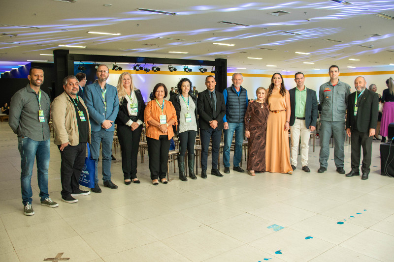 Grupo Mercúrio recebe Diploma de Gratidão, da Câmara, durante evento da Fenacil