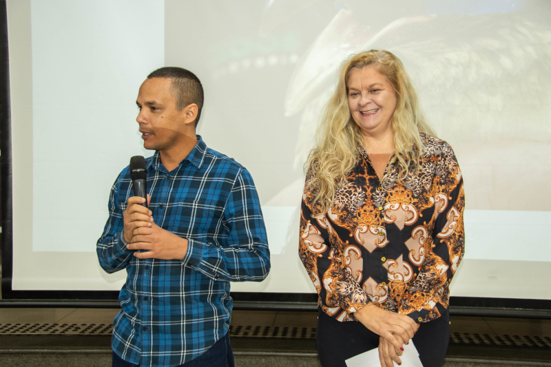 Vereadores Everton Ferreira e Lu Bogo conversam com alunos