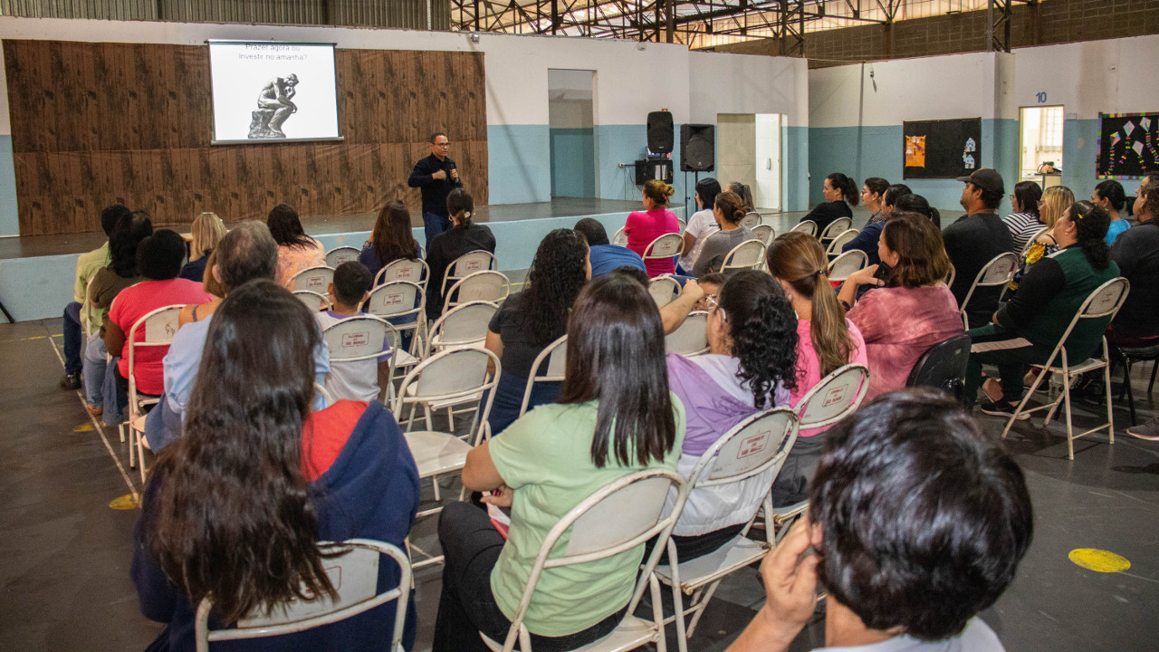 Escola municipal Padre Maurício recebe palestra sobre educação financeira