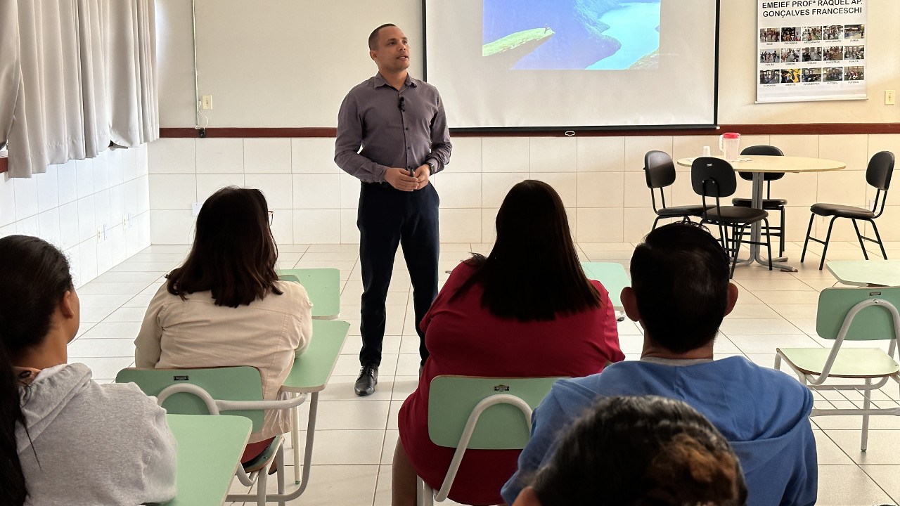 Everton Ferreira realiza palestra sobre educação financeira em escola