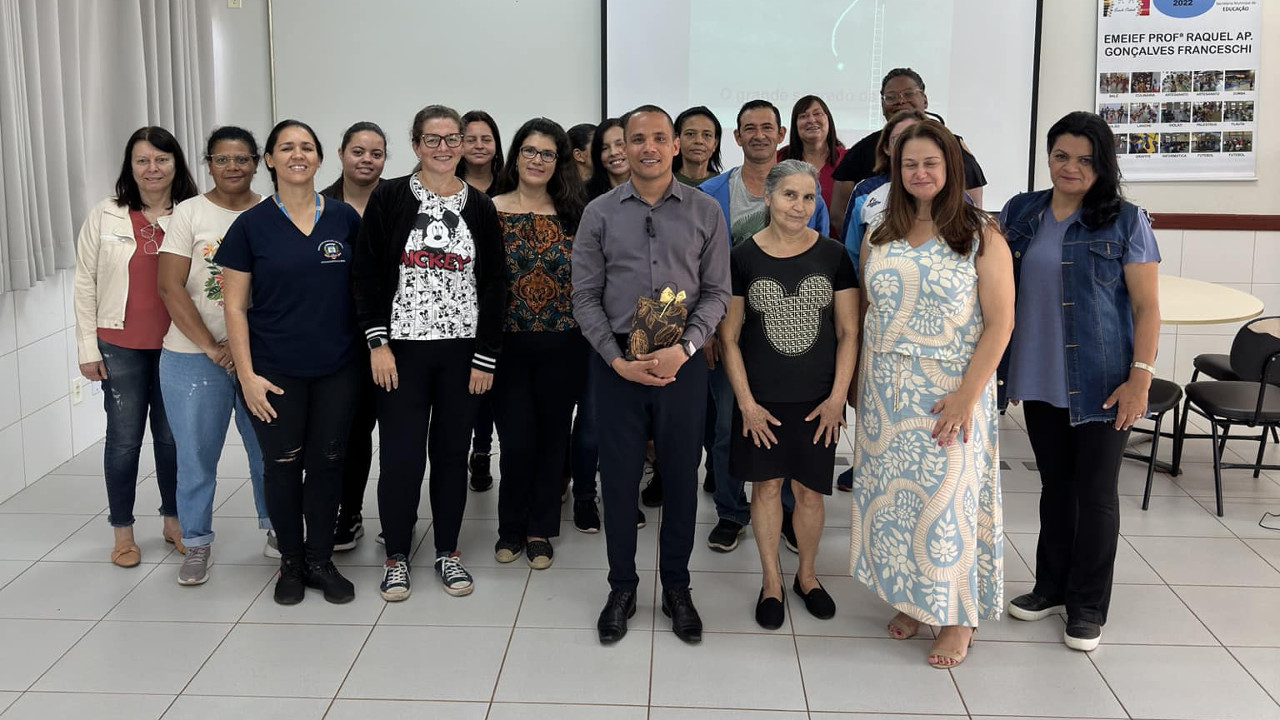 Everton Ferreira realiza palestra sobre educação financeira em escola