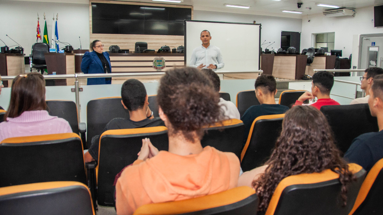 Aula inaugural do Parlamento Jovem é realizada na Câmara de Limeira