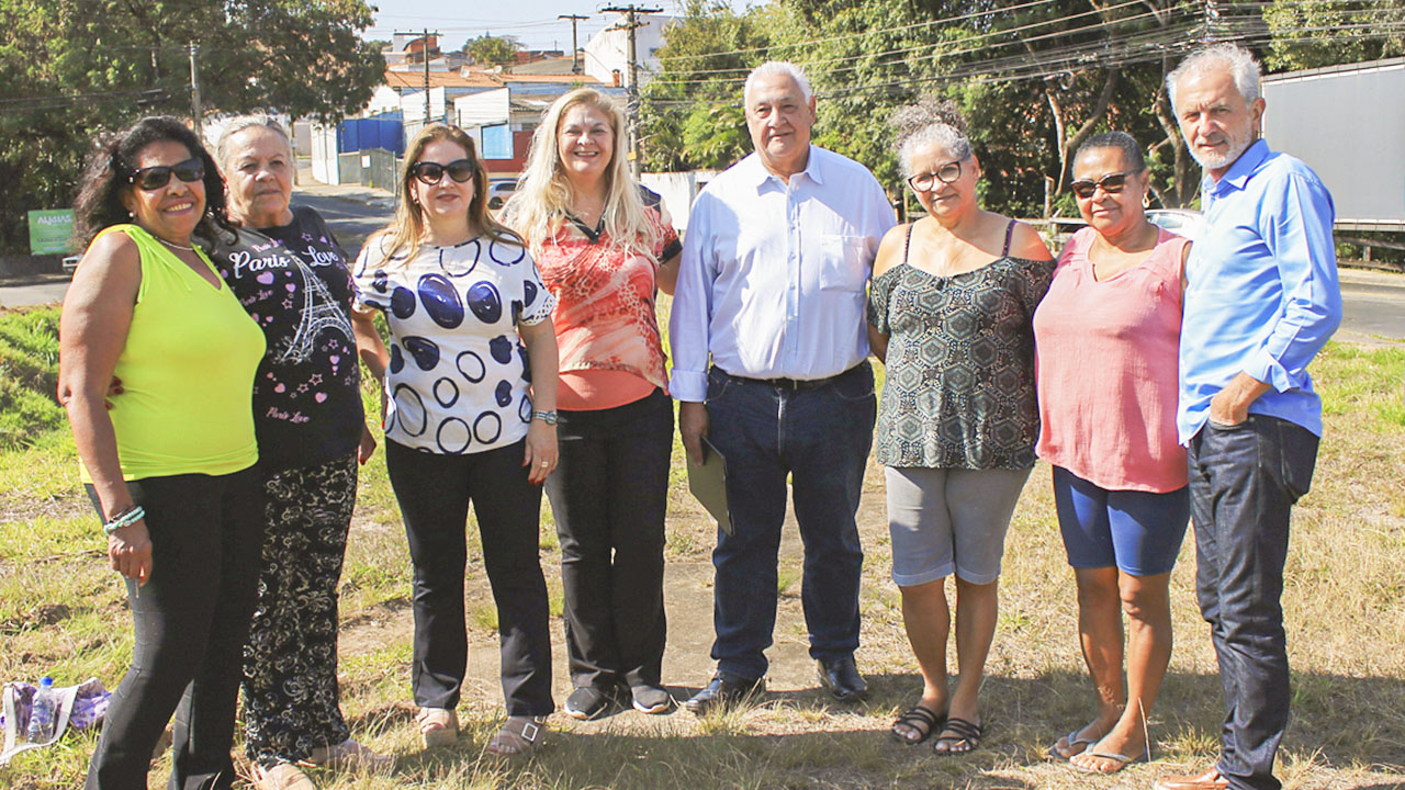 Vereadora Lu Bogo acompanha assinatura de ordem de serviço na Vila Labak