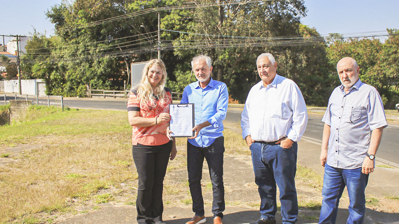 Vereadora Lu Bogo acompanha assinatura de ordem de serviço na Vila Labak