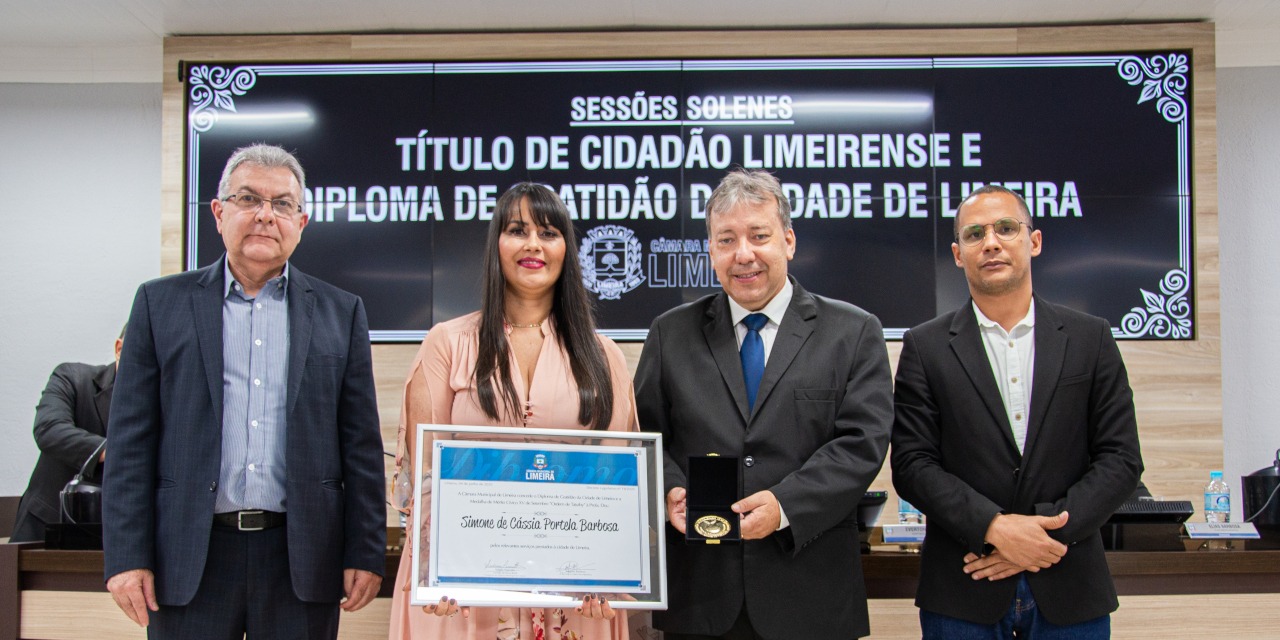 Câmara entrega diploma para professora Simone de Cássia