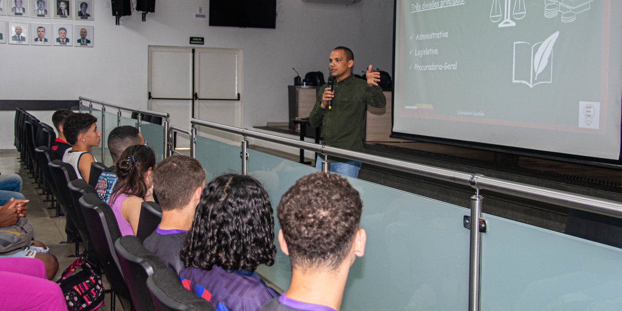 Câmara recebe alunos do SENAC para visita guiada