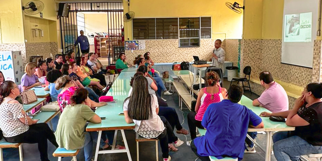 Everton Ferreira realiza palestra em escola municipal no bairro do Tatu