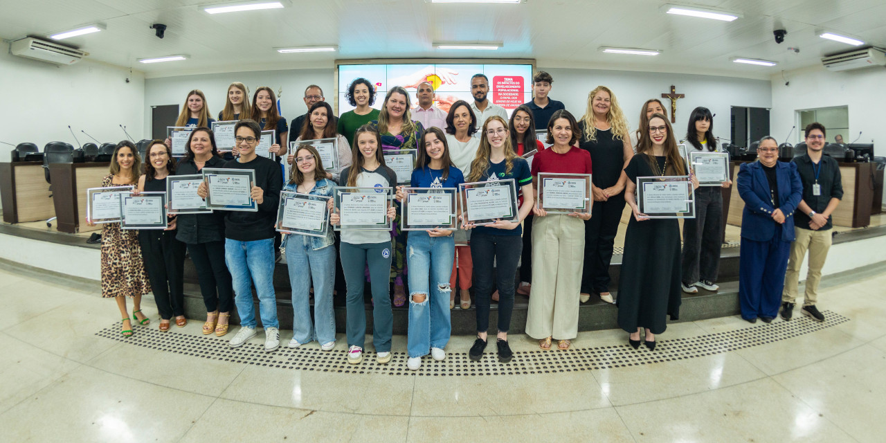 Alunos são premiados no Concurso de Redação Vinícius de Moraes