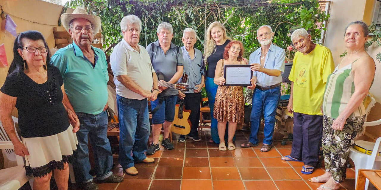 Vereadora Lu Bogo entrega moção de aplausos ao grupo Canto, Som e Poesia