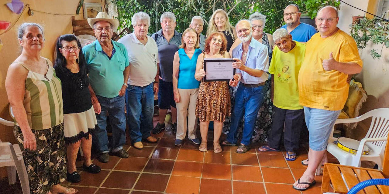 Vereadora Lu Bogo entrega moção de aplausos ao grupo Canto, Som e Poesia