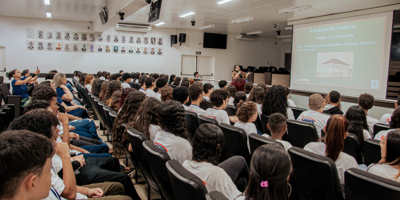 Em visita guiada, estudantes do CAMPL conhecem o Legislativo