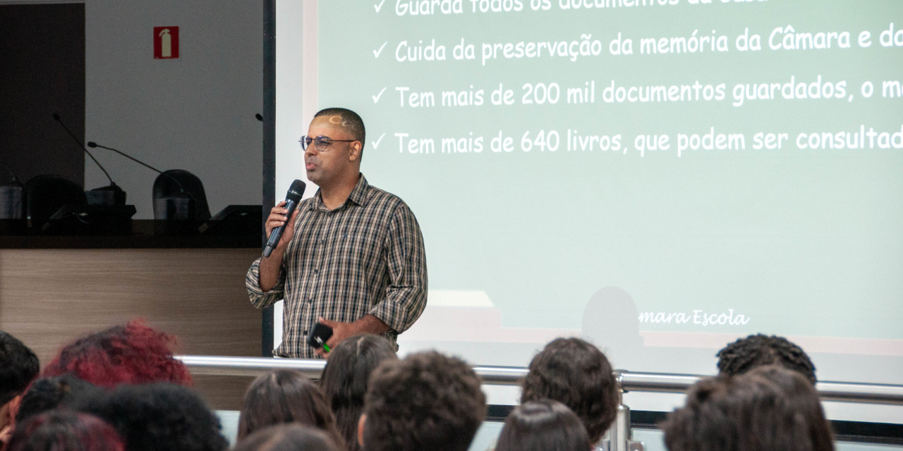 Em visita guiada, estudantes do CAMPL conhecem o Legislativo