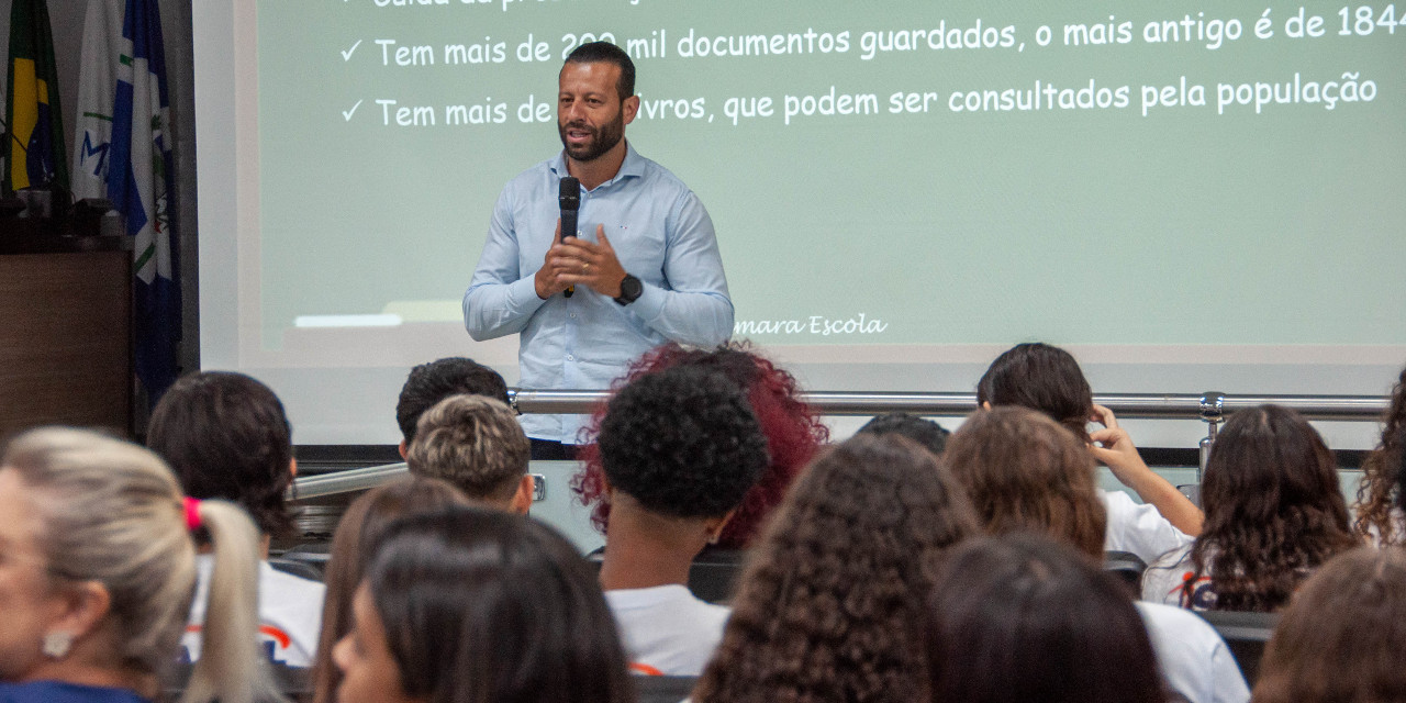 Em visita guiada, estudantes do CAMPL conhecem o Legislativo