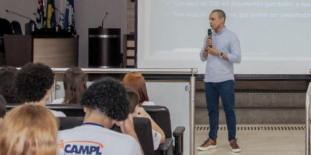 Em visita guiada, estudantes do CAMPL conhecem o Legislativo