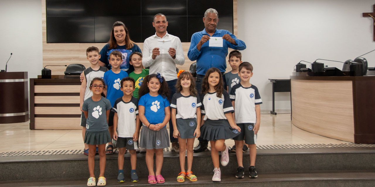 Alunos do Colégio Integração participam de visita guiada à Câmara Municipal