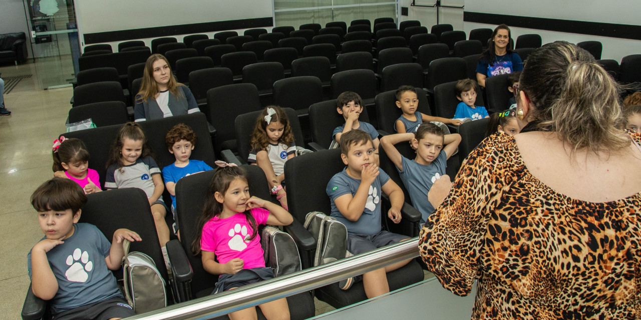 Alunos do Colégio Integração participam de visita guiada à Câmara Municipal