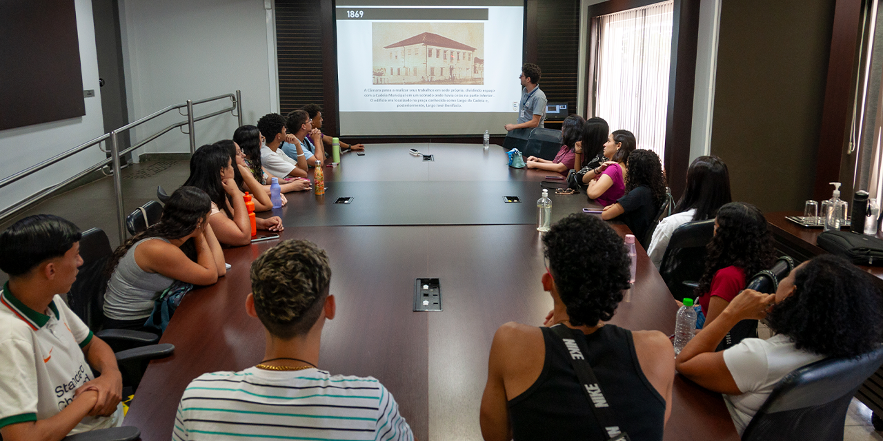 Turma do programa Jovem Aprendiz do SENAC realiza visita guiada à Câmara