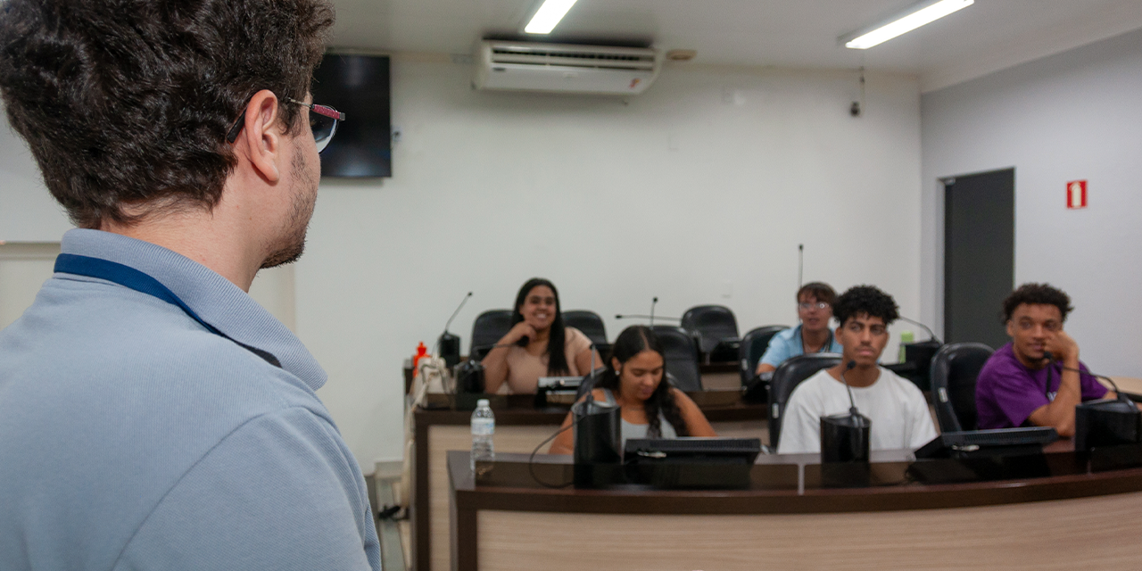 Turma do programa Jovem Aprendiz do SENAC realiza visita guiada à Câmara