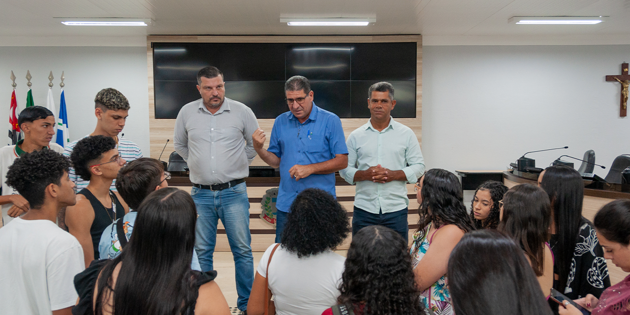 Turma do programa Jovem Aprendiz do SENAC realiza visita guiada à Câmara