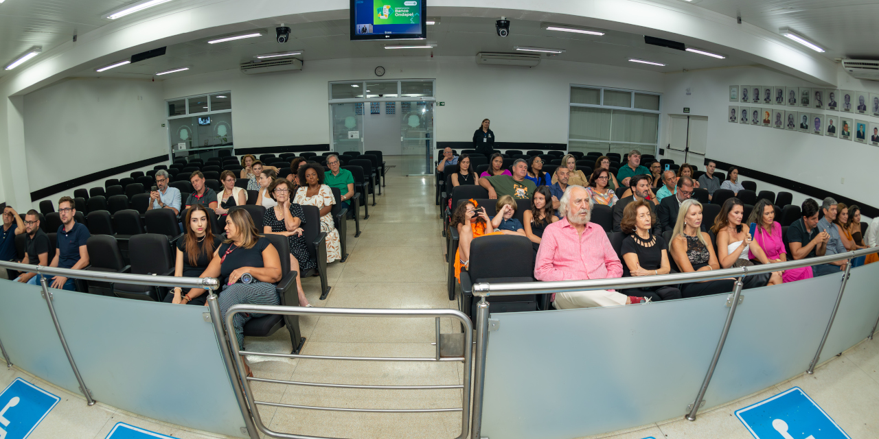 Camilo Ferrari Júnior recebeu homenagens em sessão solene