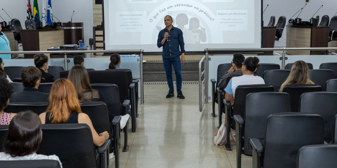 Vereadores juniores participam de oficina preparatória para atividades do projeto